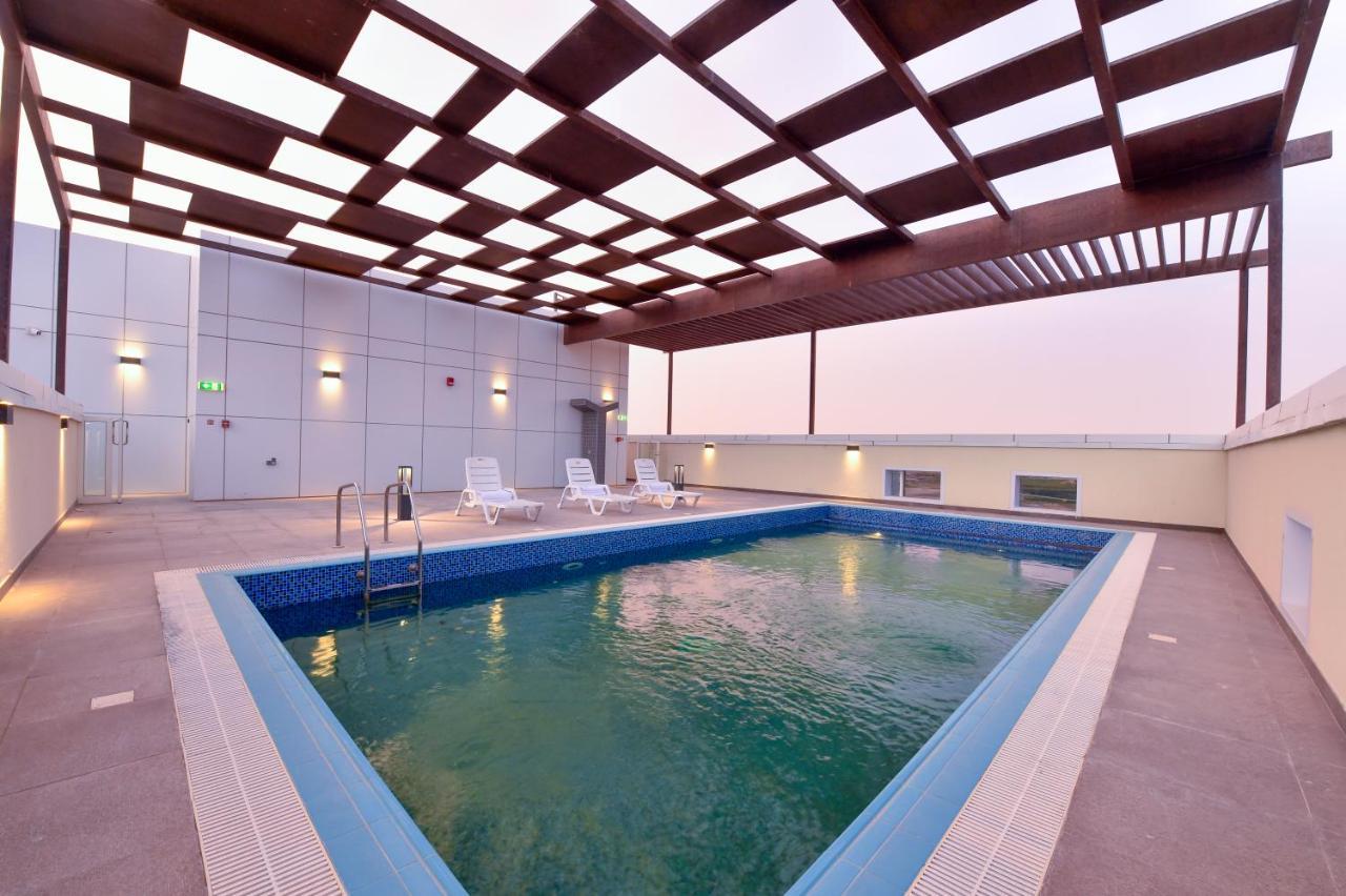 Saray Deluxe Hotel Apartments Abu Dhabi Buitenkant foto Rooftop swimming pool