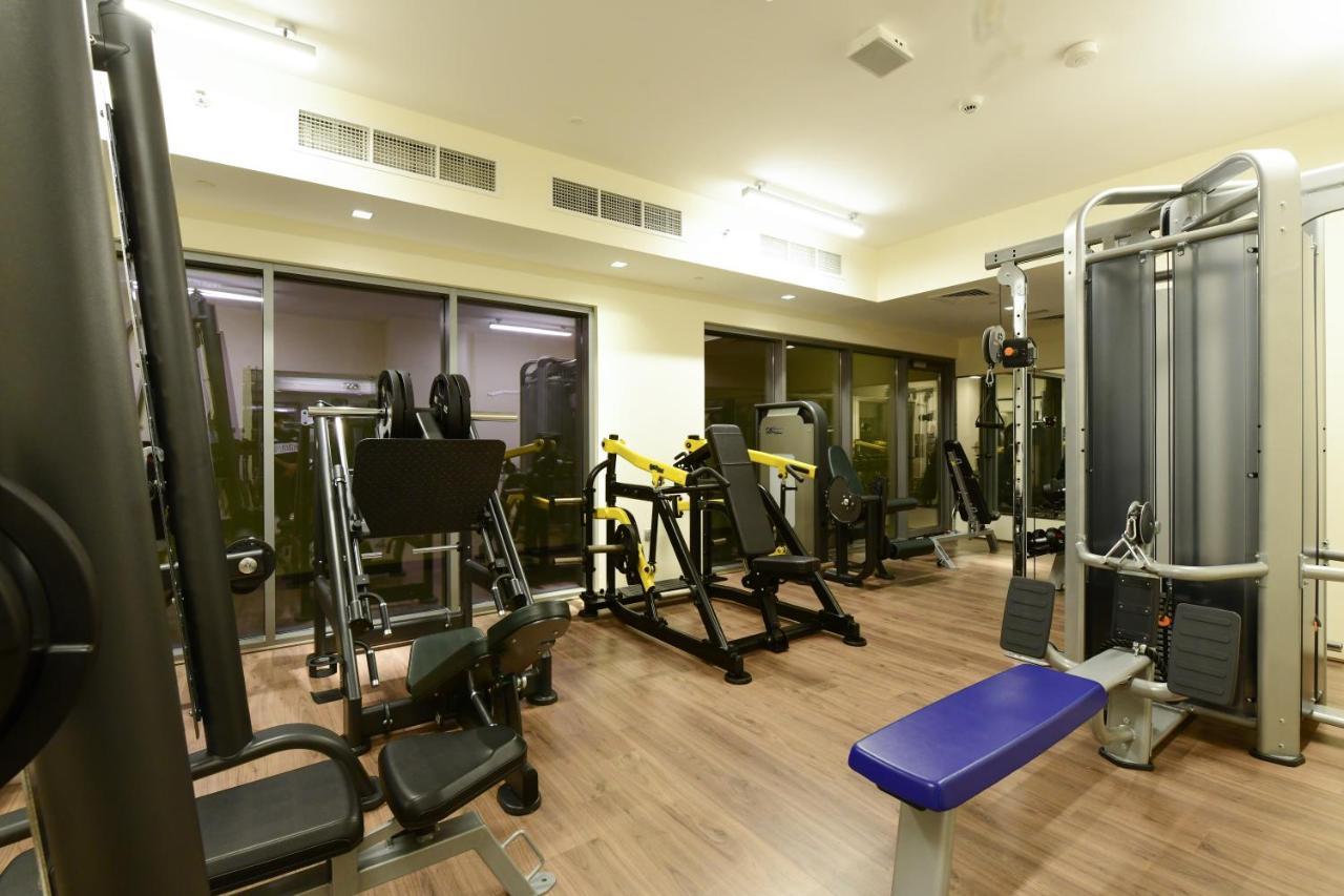 Saray Deluxe Hotel Apartments Abu Dhabi Buitenkant foto The gym at the hotel