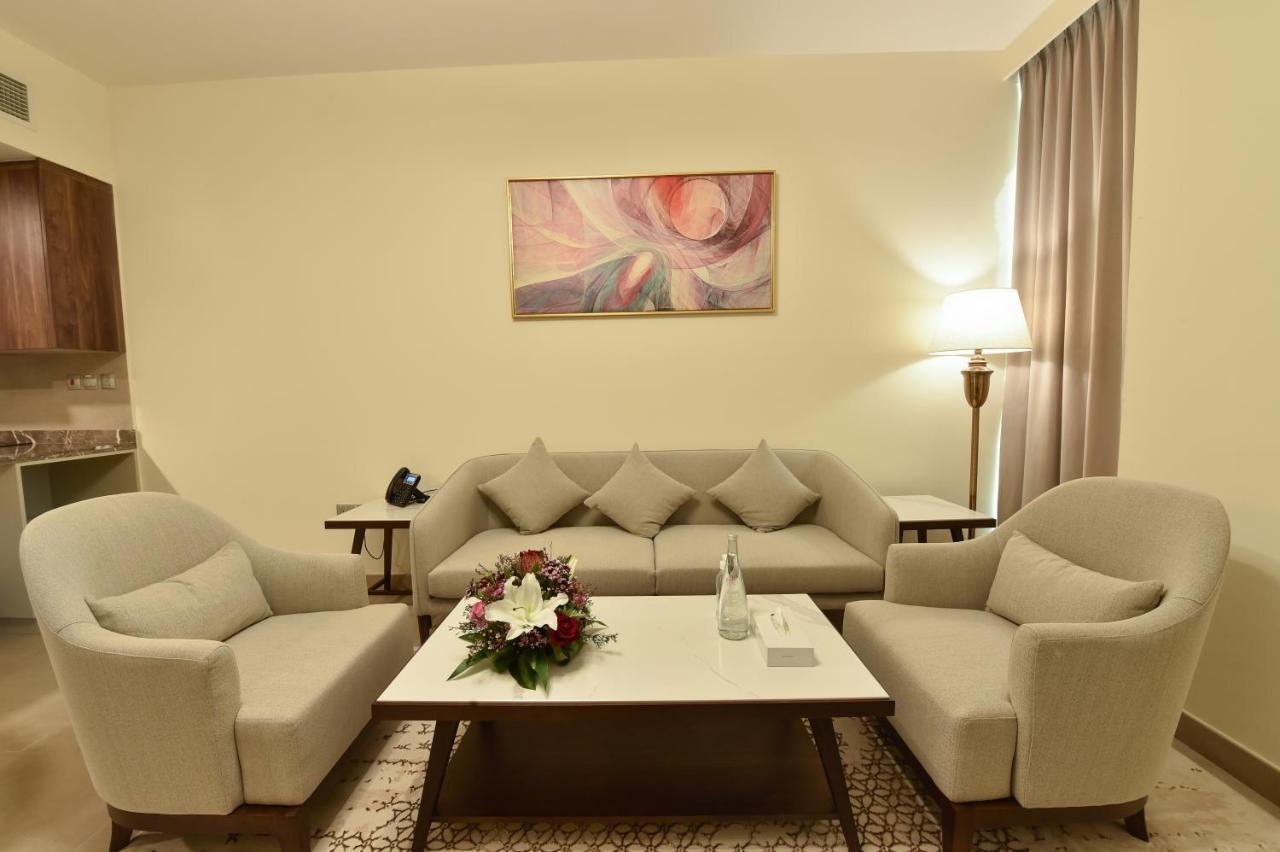 Saray Deluxe Hotel Apartments Abu Dhabi Buitenkant foto A living room in a hotel suite