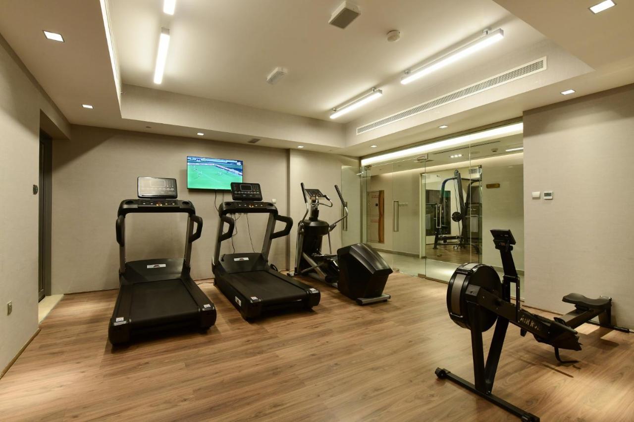 Saray Deluxe Hotel Apartments Abu Dhabi Buitenkant foto A gym in a hotel