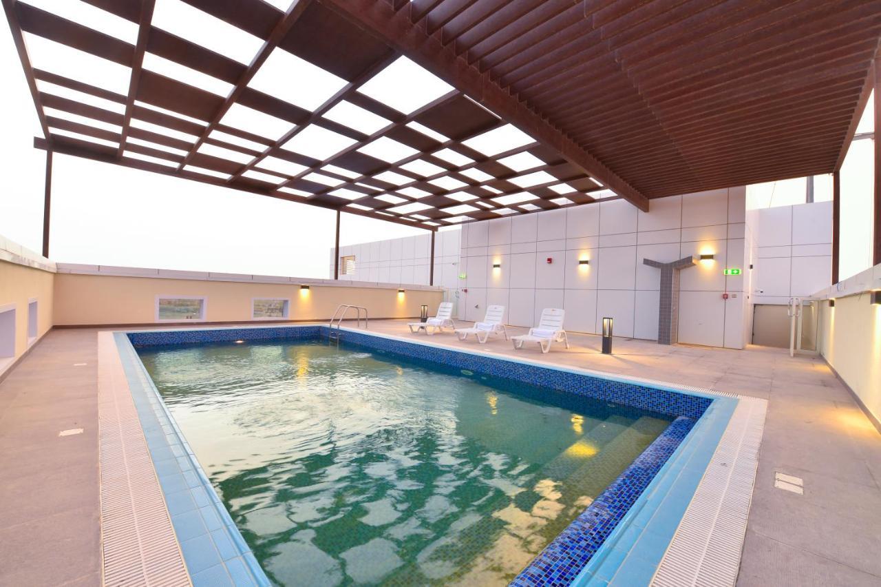 Saray Deluxe Hotel Apartments Abu Dhabi Buitenkant foto Swimming pool