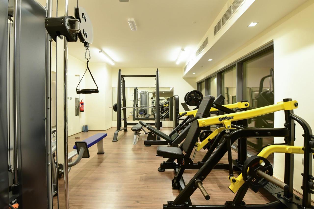 Saray Deluxe Hotel Apartments Abu Dhabi Buitenkant foto A gym in a hotel