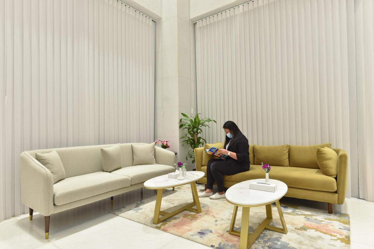 Saray Deluxe Hotel Apartments Abu Dhabi Buitenkant foto A woman in Dubai wearing a face mask