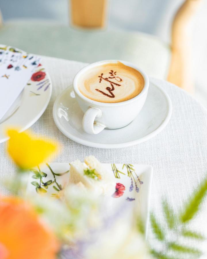 Saray Deluxe Hotel Apartments Abu Dhabi Buitenkant foto A cup of coffee with latte art