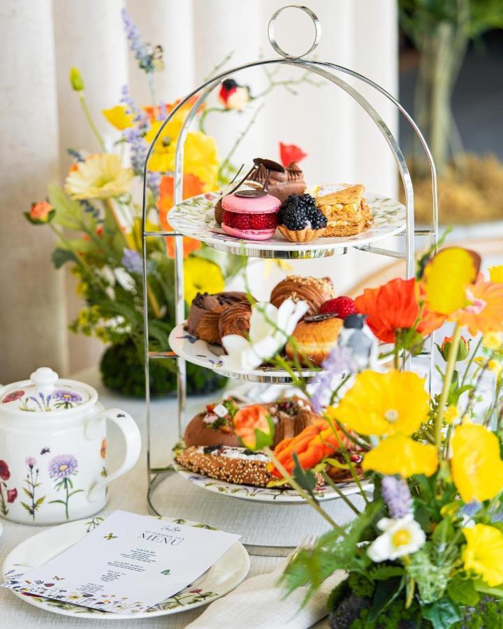 Saray Deluxe Hotel Apartments Abu Dhabi Buitenkant foto Afternoon tea at the Royal Botanic Gardens, Edinburgh
