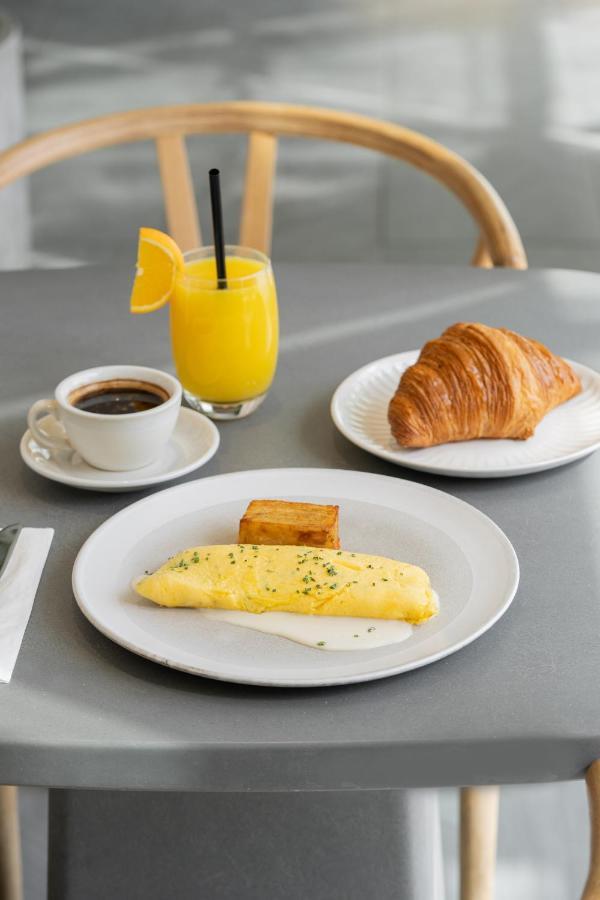 Saray Deluxe Hotel Apartments Abu Dhabi Buitenkant foto Croissant and omelette