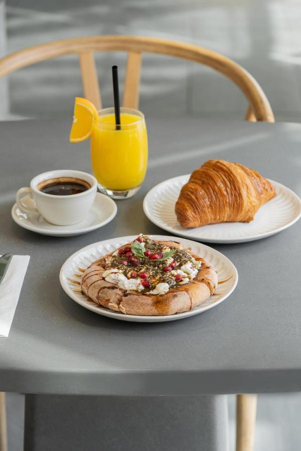 Saray Deluxe Hotel Apartments Abu Dhabi Buitenkant foto Croissant and orange juice