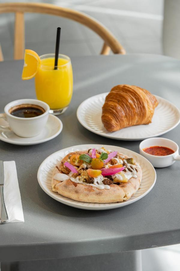 Saray Deluxe Hotel Apartments Abu Dhabi Buitenkant foto A croissant and orange juice