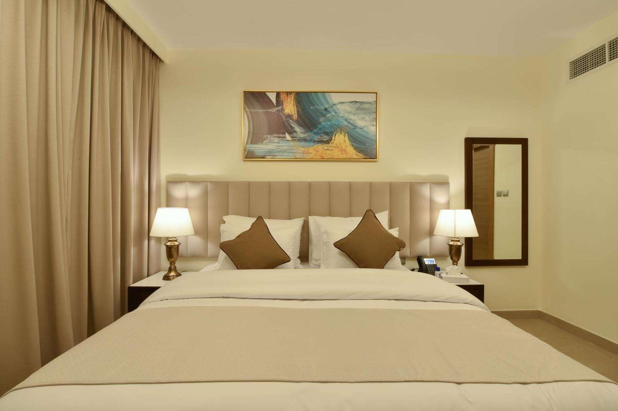 Saray Deluxe Hotel Apartments Abu Dhabi Kamer foto A bedroom at the hotel