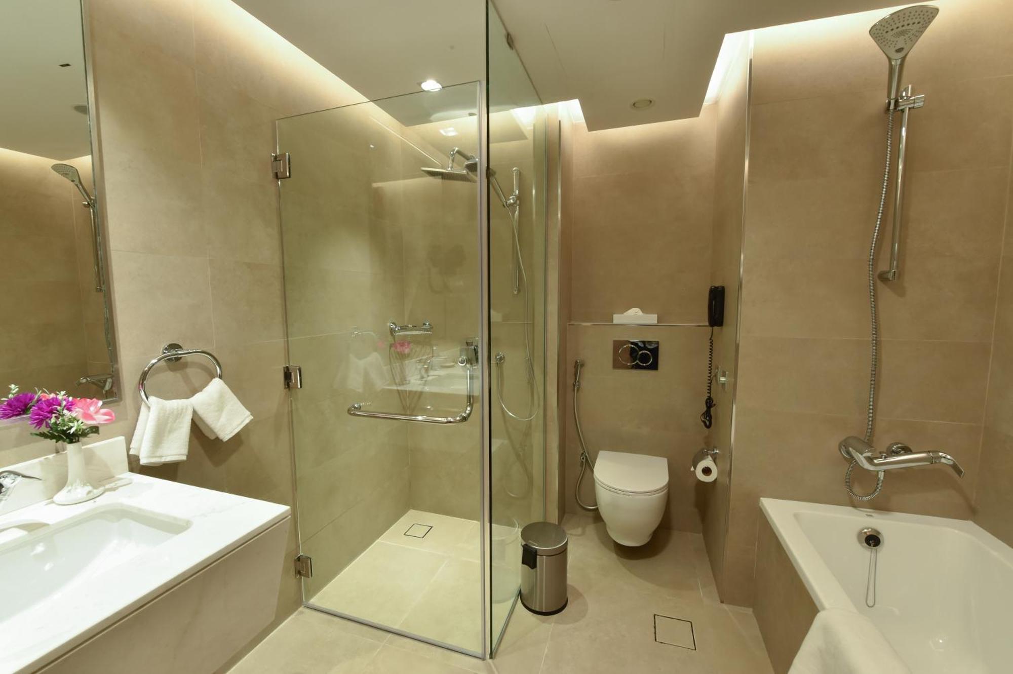 Saray Deluxe Hotel Apartments Abu Dhabi Kamer foto A modern bathroom with a shower cubicle