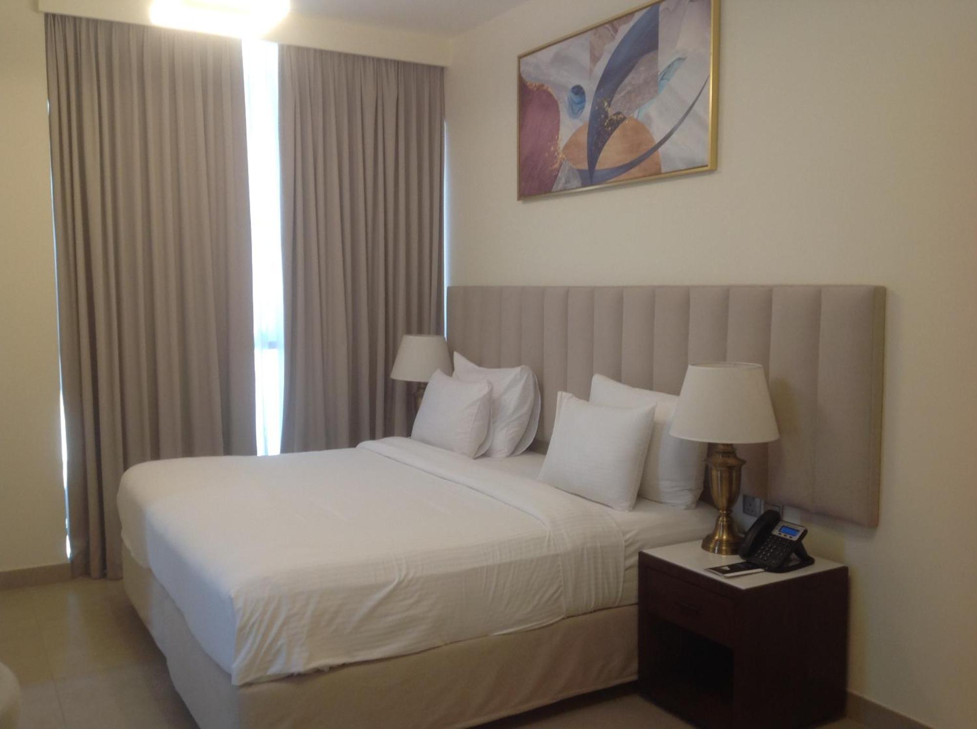 Saray Deluxe Hotel Apartments Abu Dhabi Buitenkant foto A bedroom at the hotel
