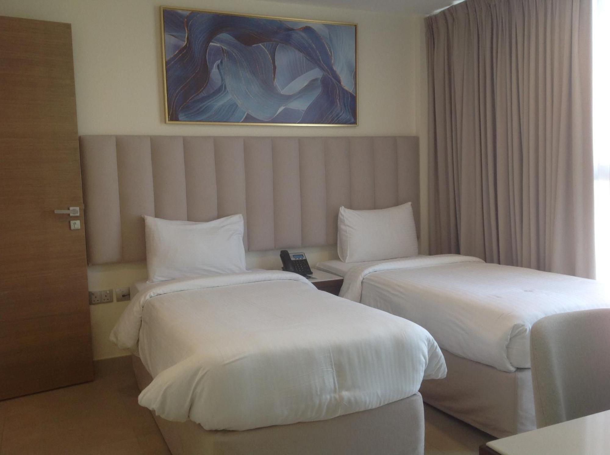 Saray Deluxe Hotel Apartments Abu Dhabi Buitenkant foto A room at the hotel