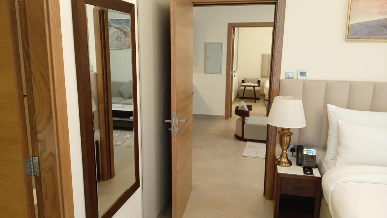 Saray Deluxe Hotel Apartments Abu Dhabi Buitenkant foto A bedroom in a hotel