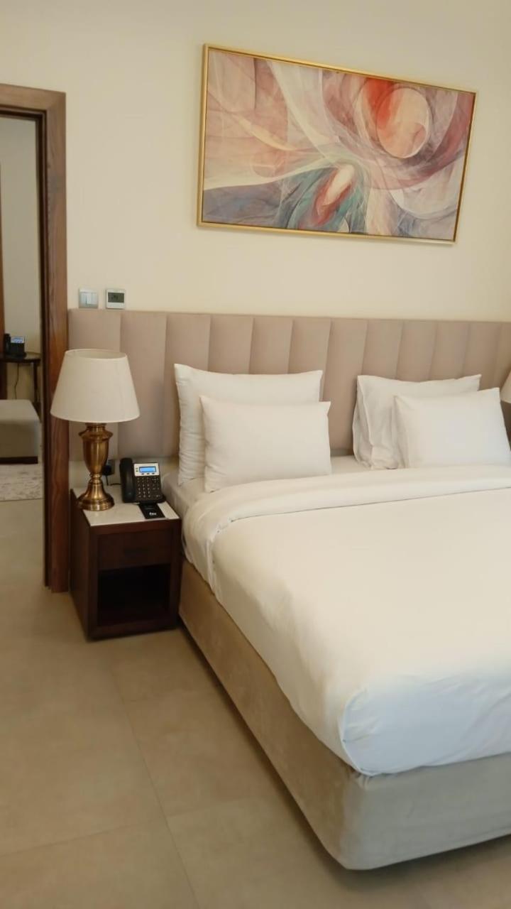 Saray Deluxe Hotel Apartments Abu Dhabi Buitenkant foto A telephone on a bedside table